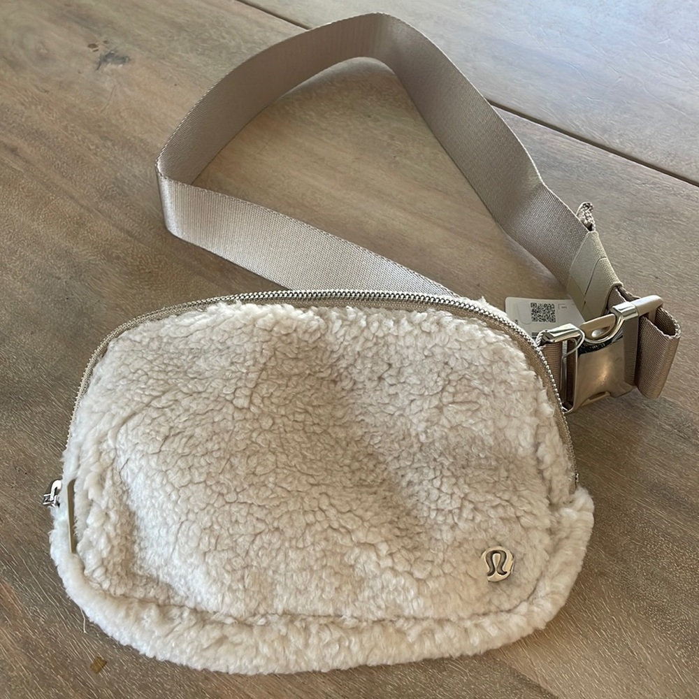 NWT Lululemon Everywhere Belt Bag Fleece Natural/Ivory